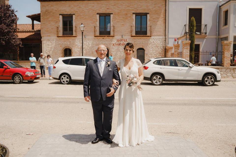 Padrino con boutonniere y ramo