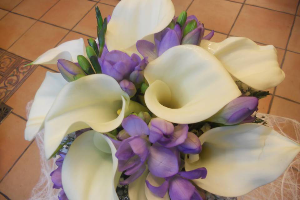 Bouquet de calas y freesias