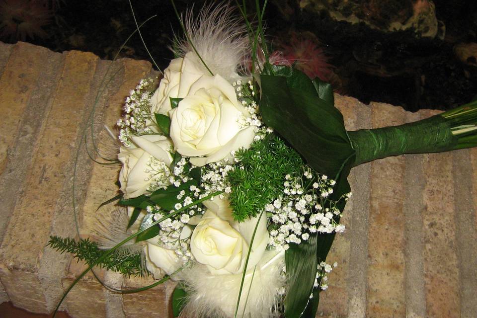 Bouquet de plumas y rosas