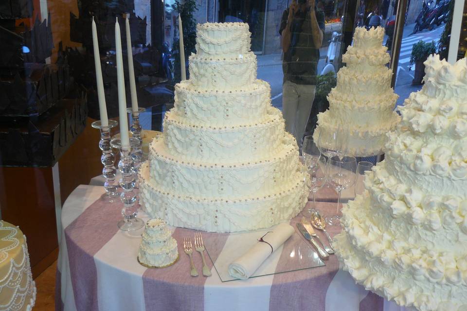 Varios pasteles de boda