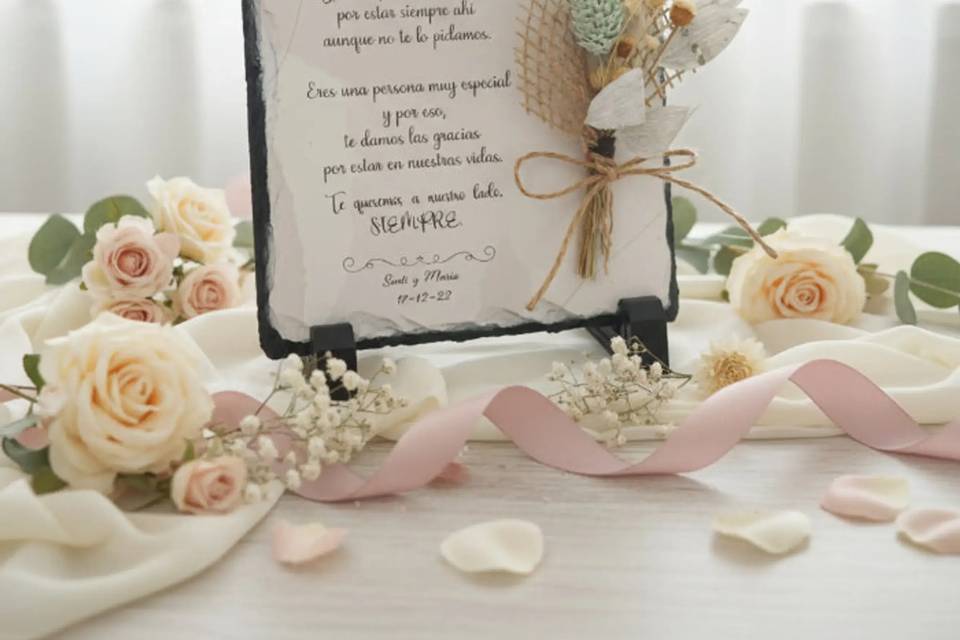 Piedra con flores y texto