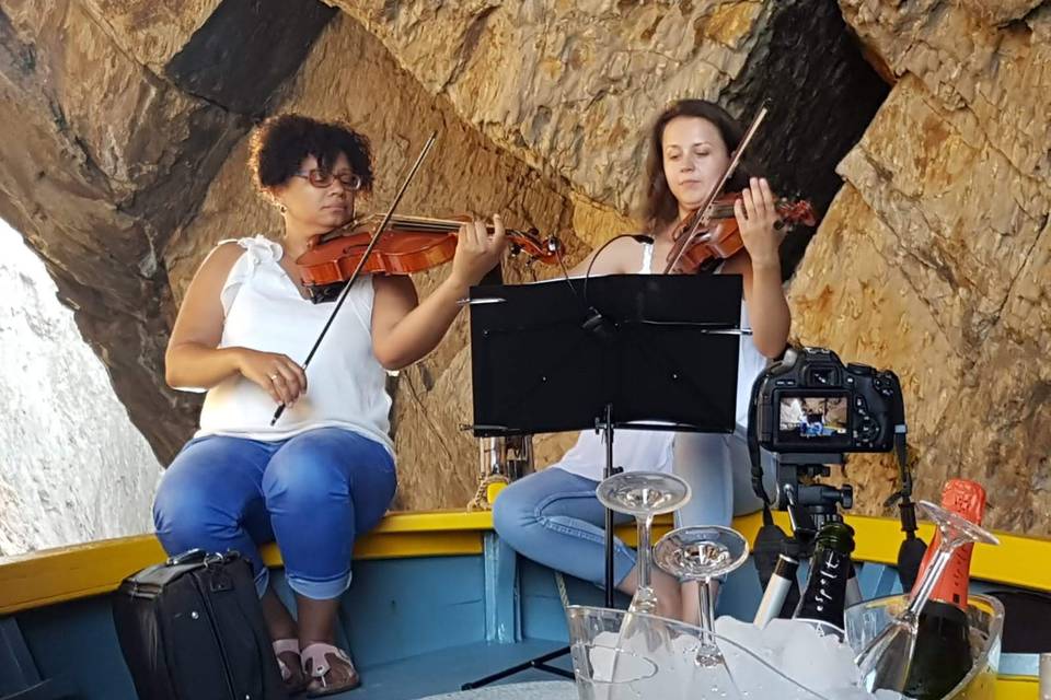 Violín y viola en la barca