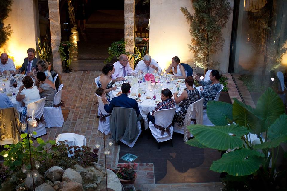 Cena alrededor del patio fuent