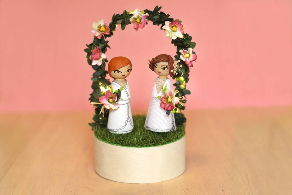Las novias con arco de flores