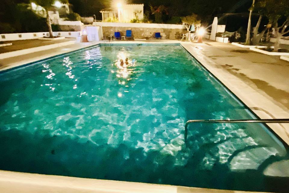 Piscina por la noche