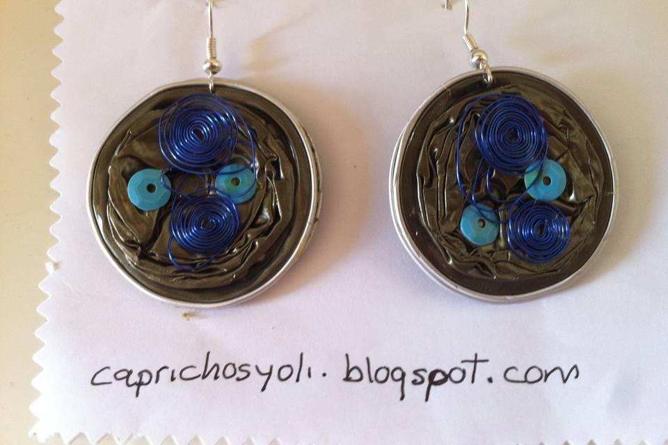 Pendientes  con alambre azul