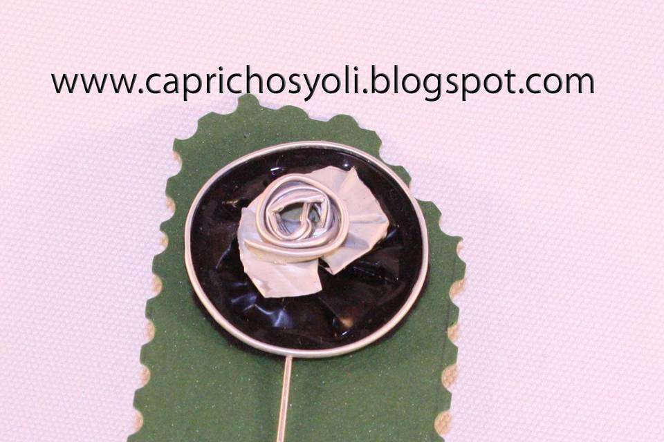 Alfilere- broche en negro