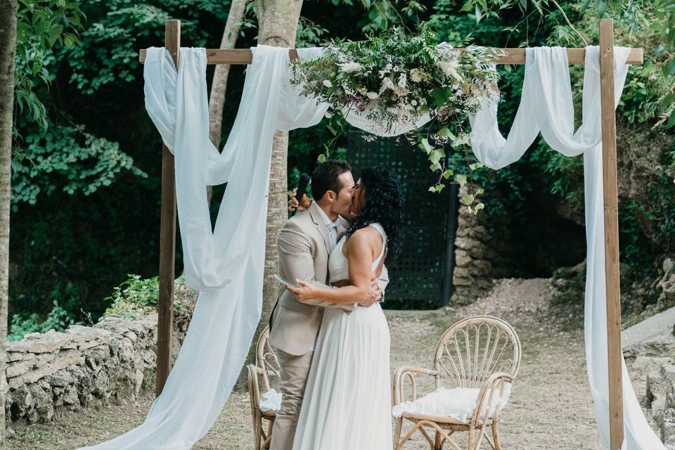 El beso bajo el altar