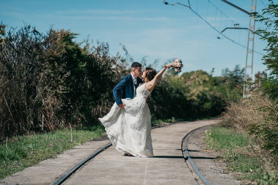 Un beso sobre las vías