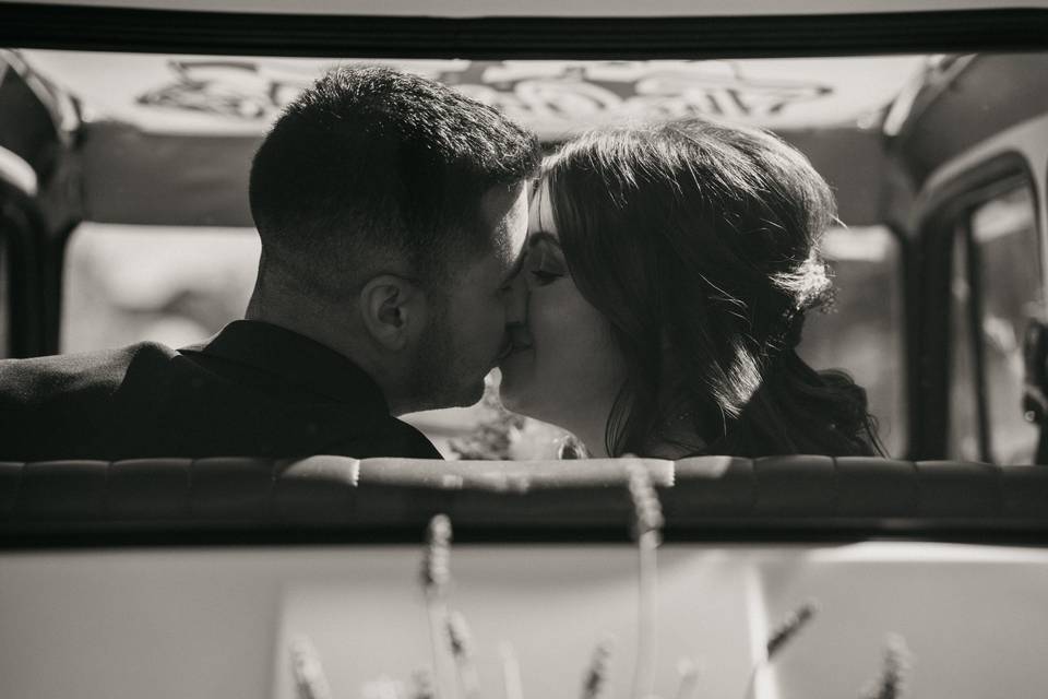 Un beso desde el coche