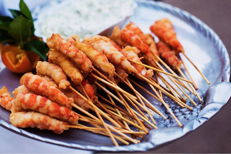 Satay de langostinos