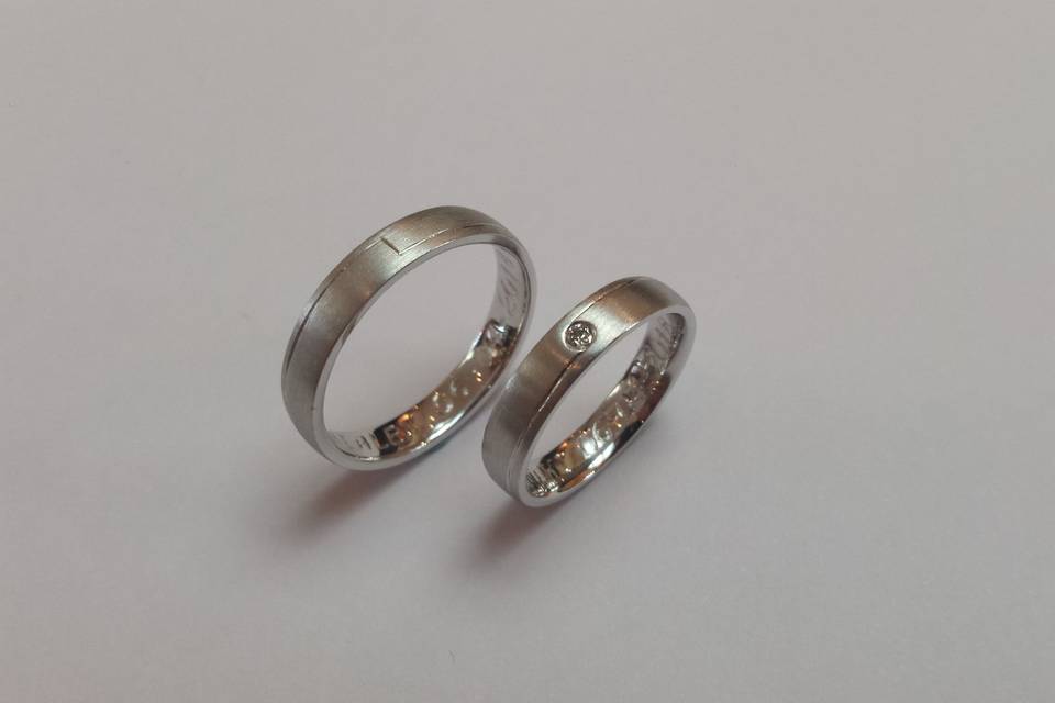 Oro blanco 18kt con diamante