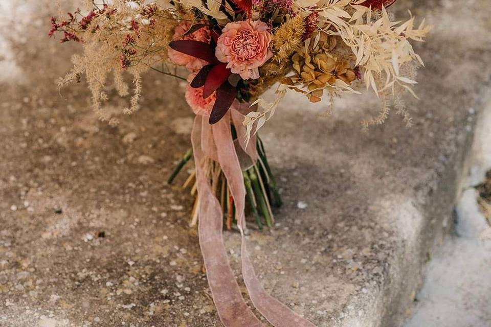 Bouquet neutro con toque de color