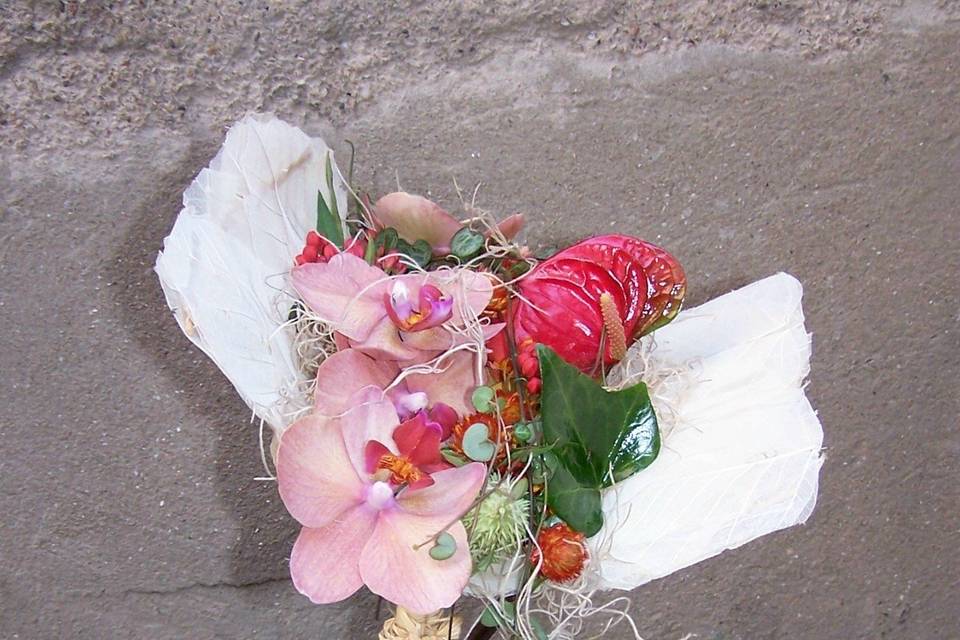 Bouquet agrupado con estructura decorativa