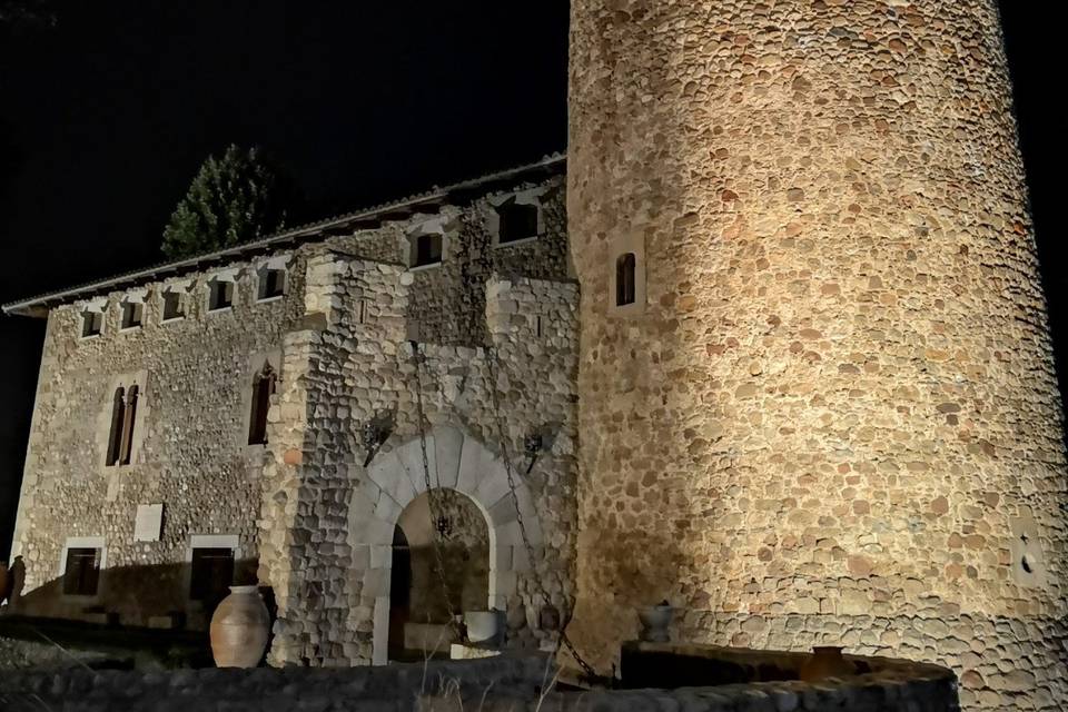 Castillo torreón de noche