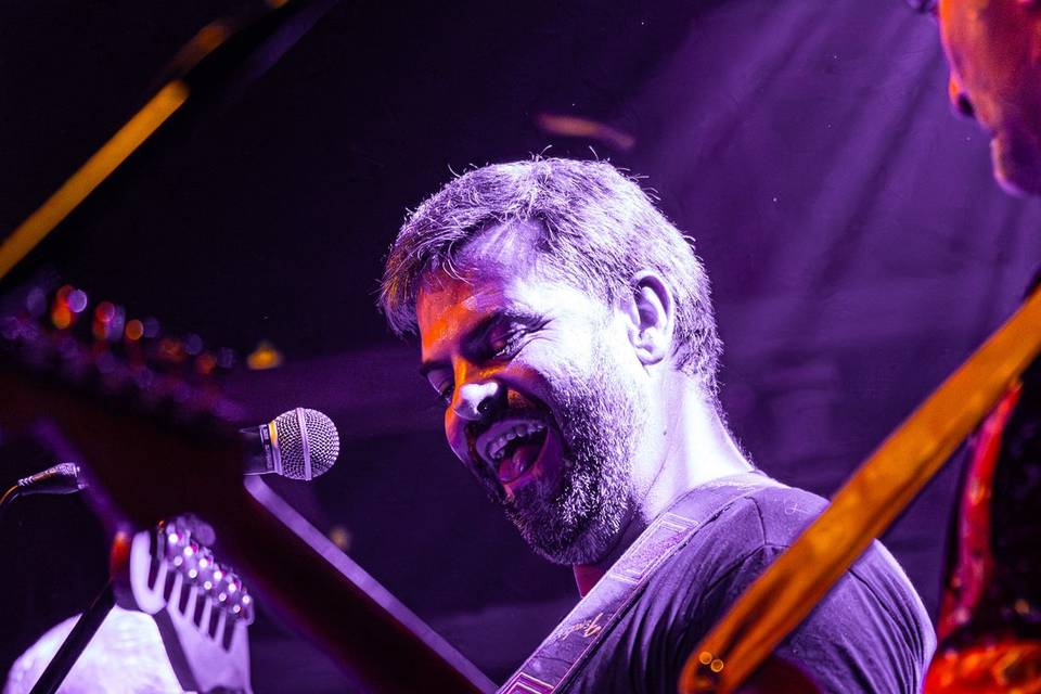 Carlos, vocal y guitarra