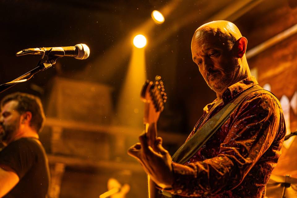 Freddy , guitarra y coros