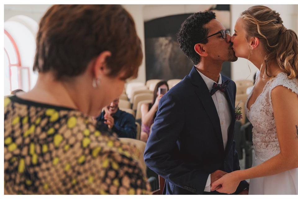 El beso de los novios