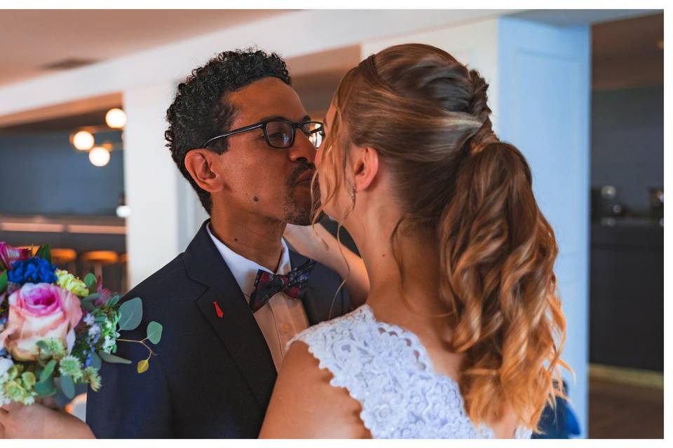 El beso antes de la ceremonia