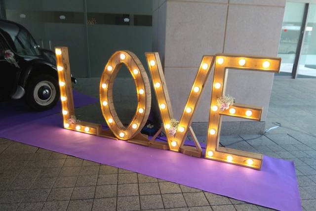 Letras gigantes con iluminación
