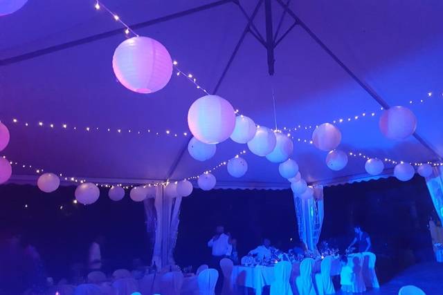 Carpa con decoración nocturna