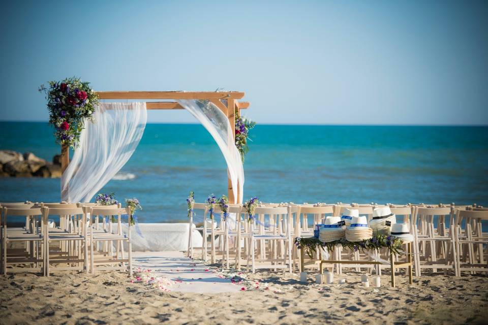 Montaje de ceremonia en la playa