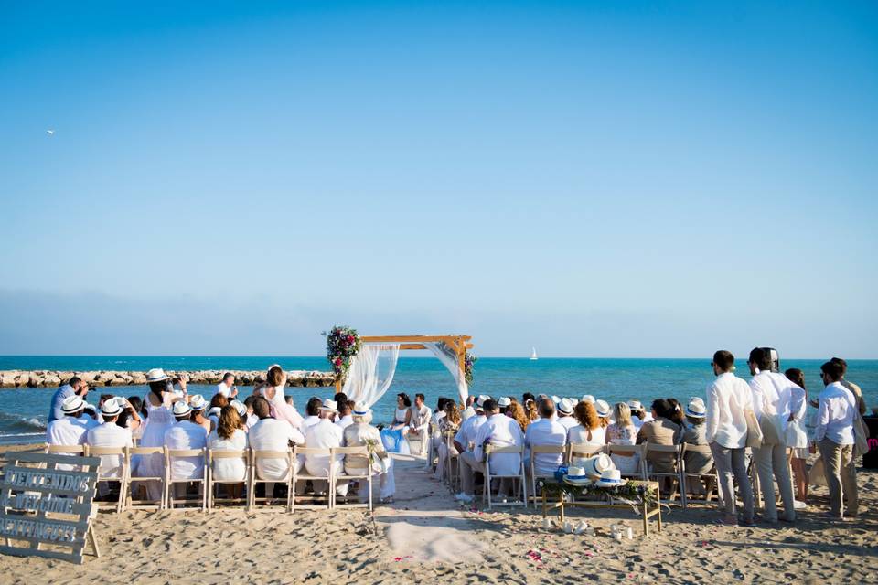 Montaje de ceremonia en la playa