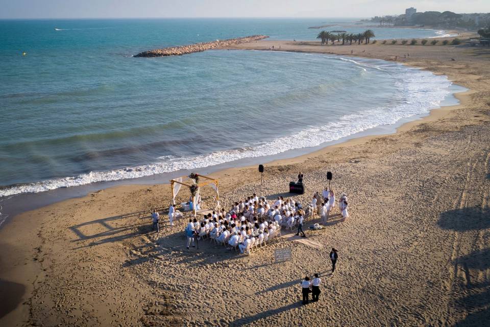 Vista aérea de la ceremonia en la playa