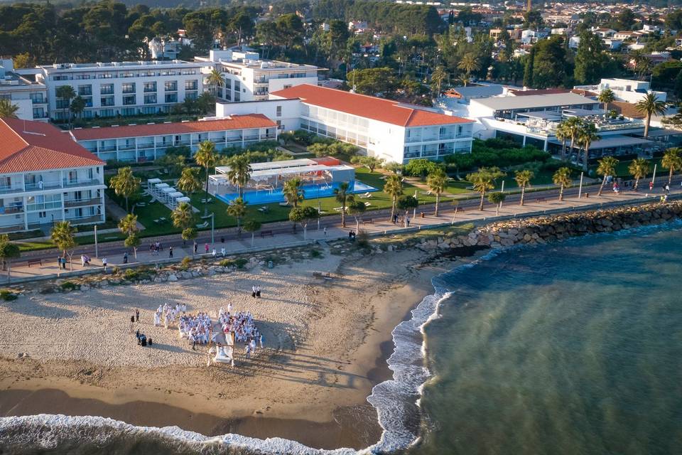 Vista aérea de la ceremonia en la playa