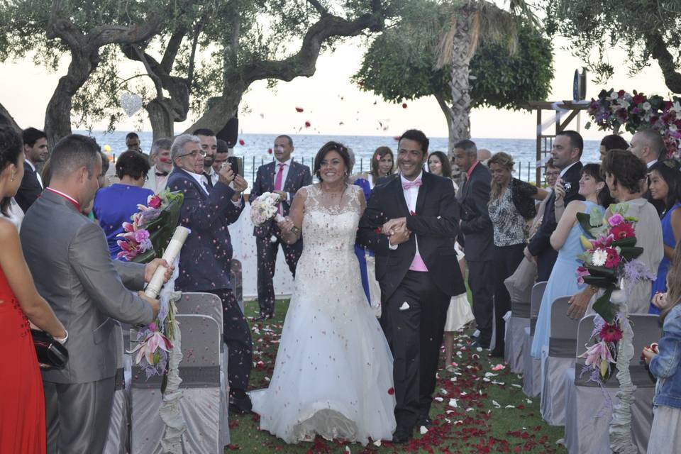 Salida de los novios de la ceremonia