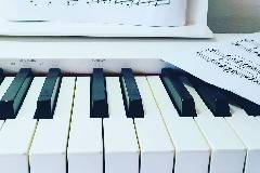 Piano y partitura