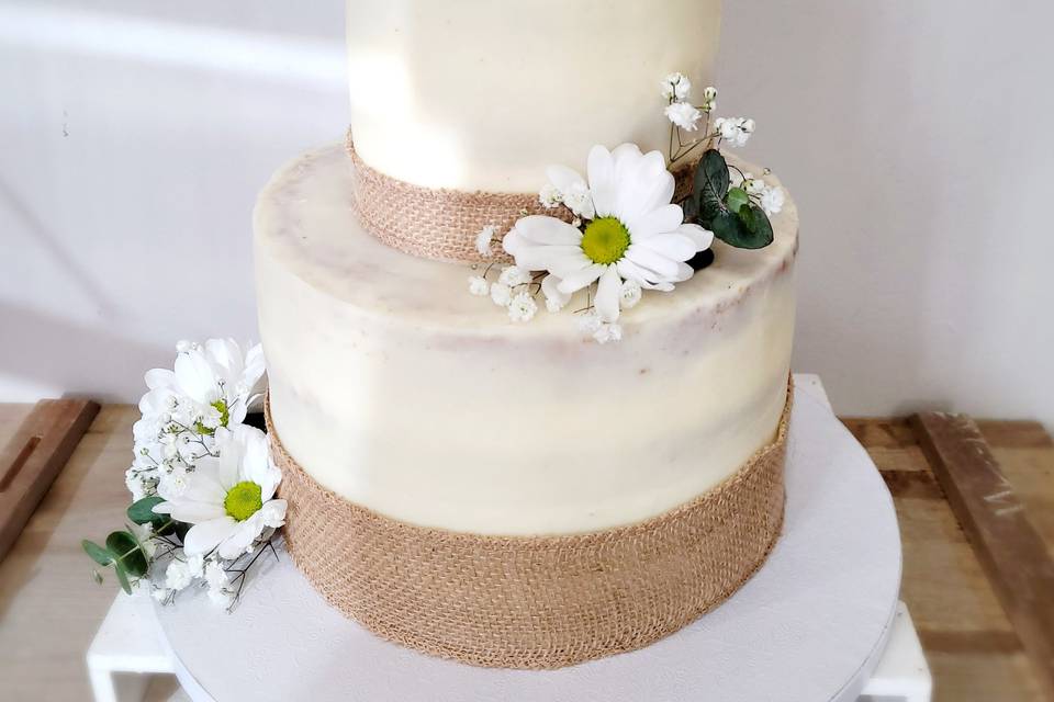 Tarta de boda decorada con flores