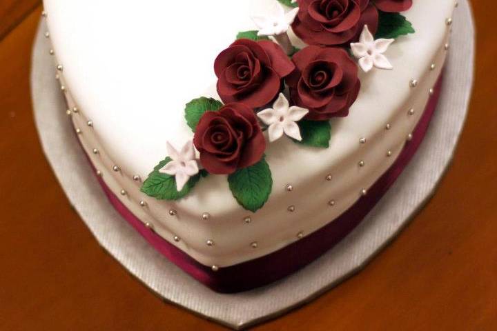 Tarta de boda corazón y flores