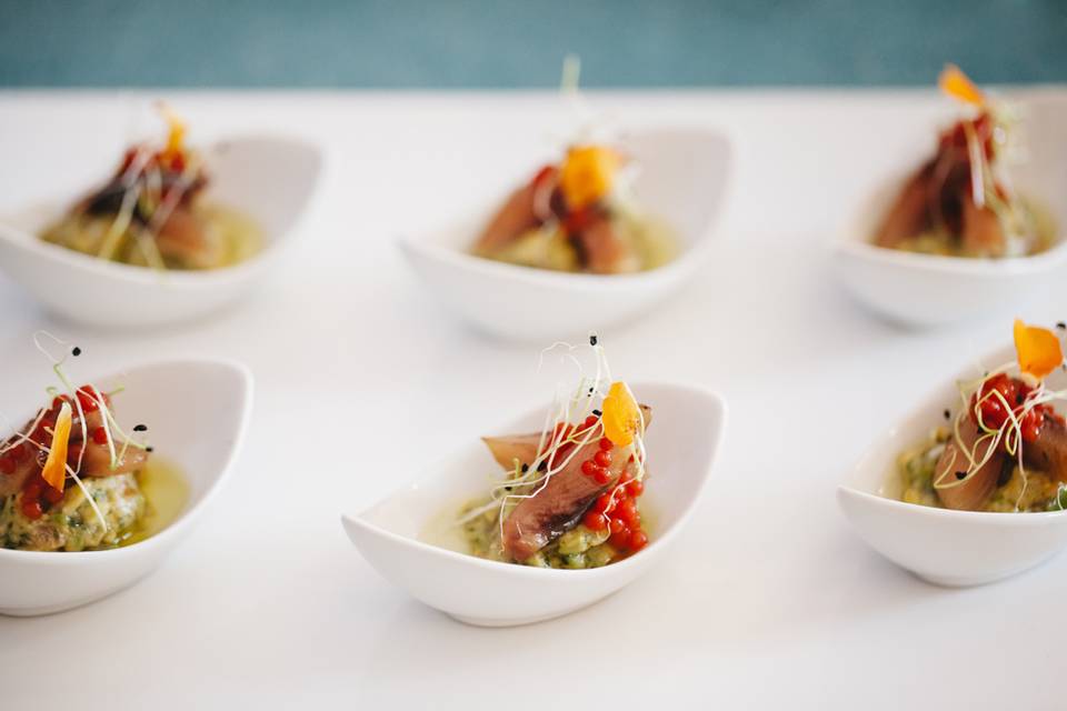Anchoa ahumada con guacamole y caviar de tomate
