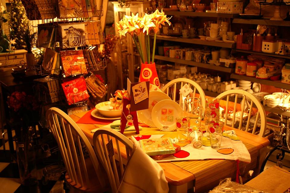 Conjunto de mesa y sillas. Interior tienda