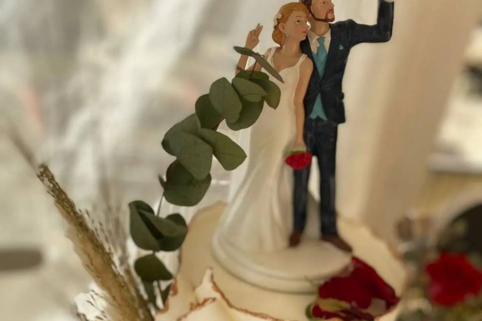 Tarta de boda con novios