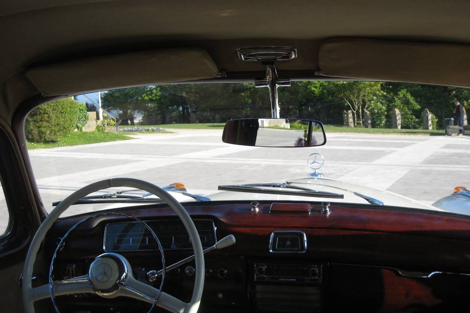 Interior de madera del Mercedes