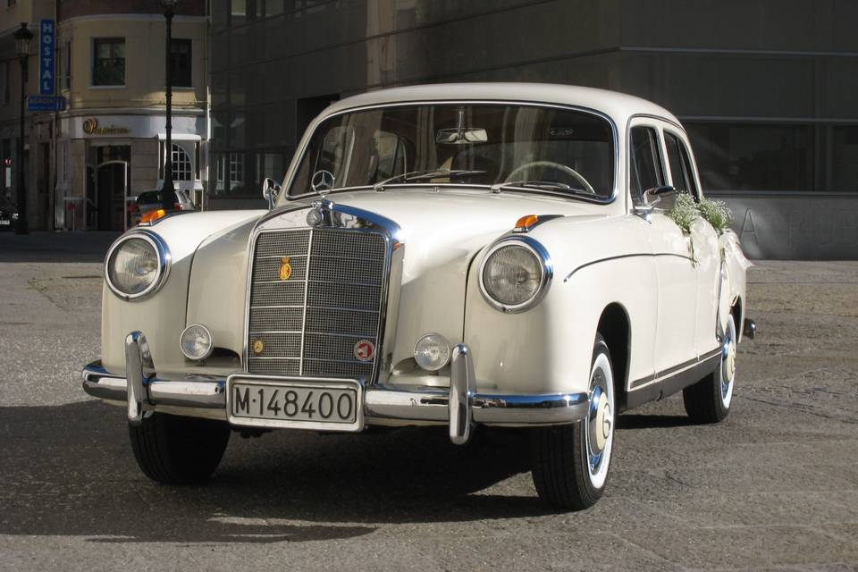 Vista frontal del Mercedes de 1956