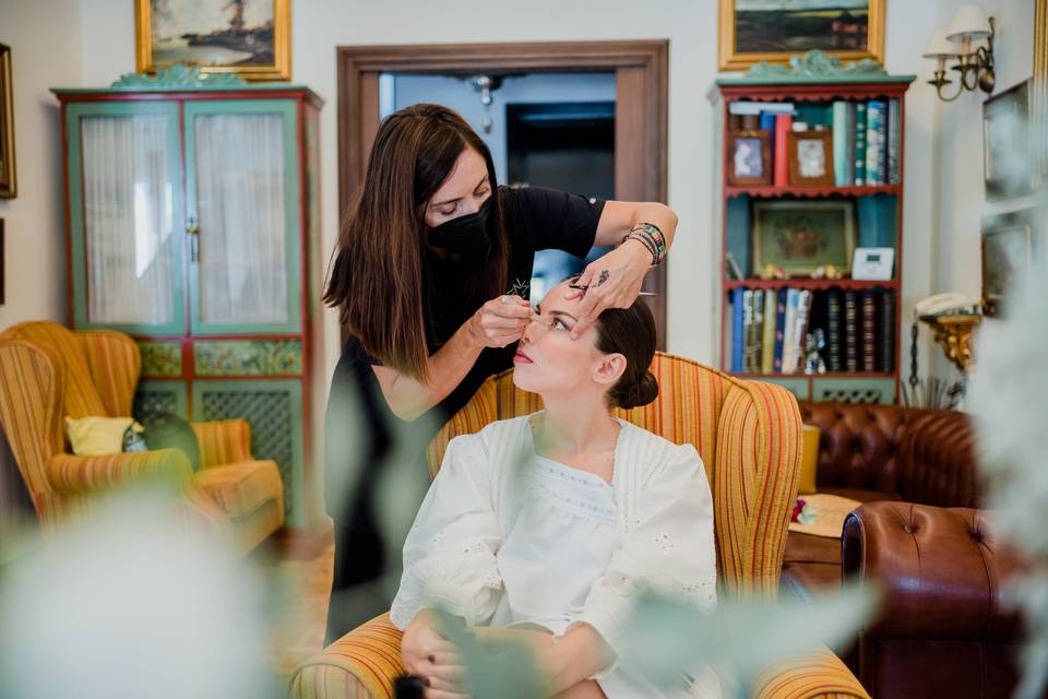 Maquillaje y peinado flamenca