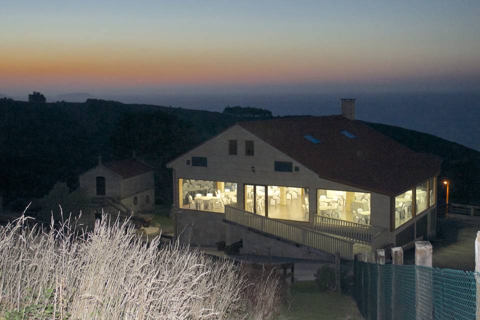 Vista nocturna pérgola