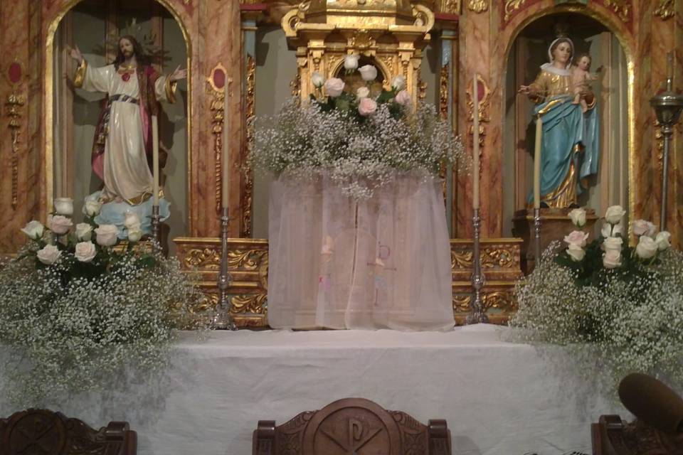 Arreglos coloados en el altar