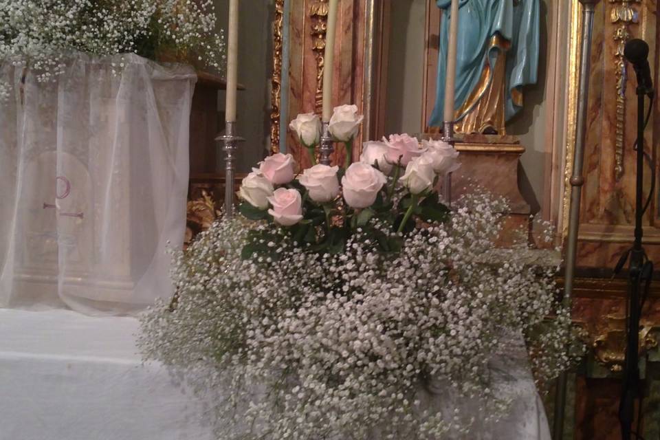 Nuve de gypsophila y rosas