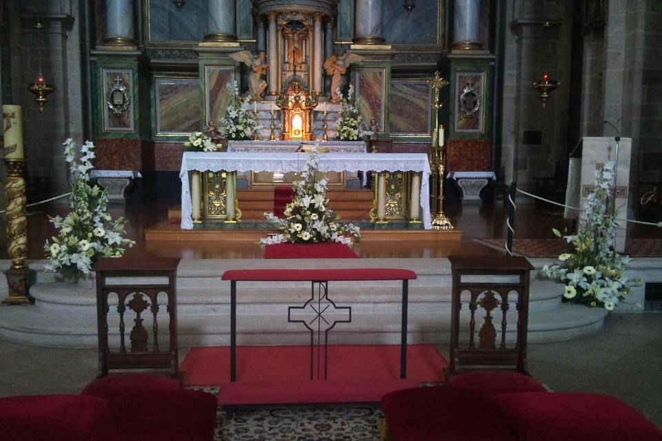 altar central color blanco.