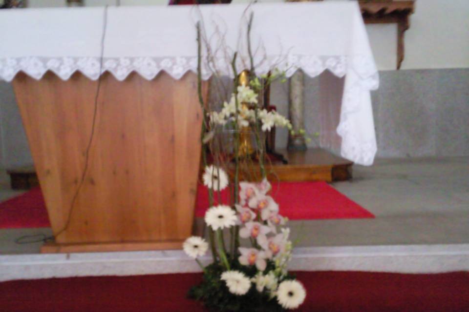 Centro altar con gerbera.