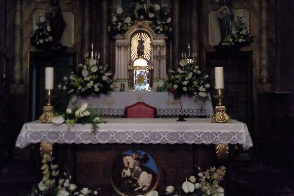 Altar central flor variada.