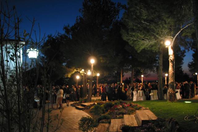 Boda nocturna en el jardín