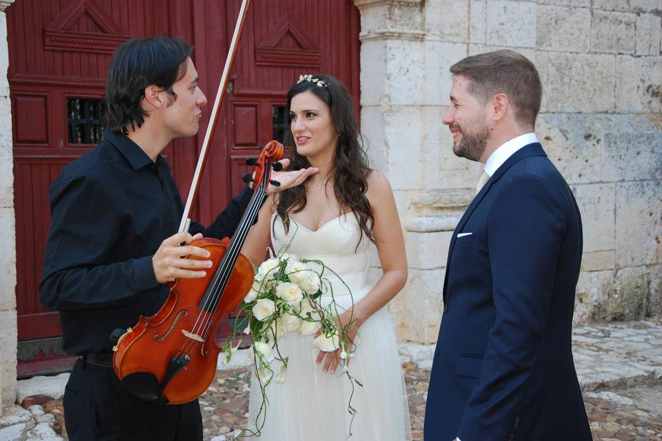 Julián con los novios