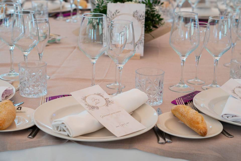 Detalle mesa invitados