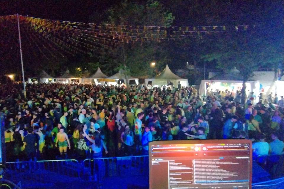 La gente baila y canta