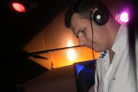 Rober poniendo musica